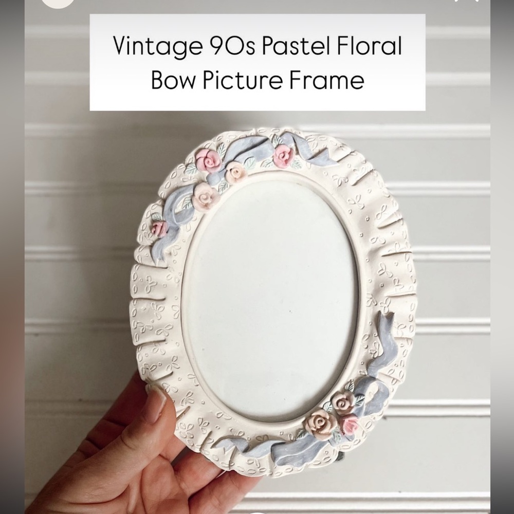 Floral Embellished Oval Picture Frame